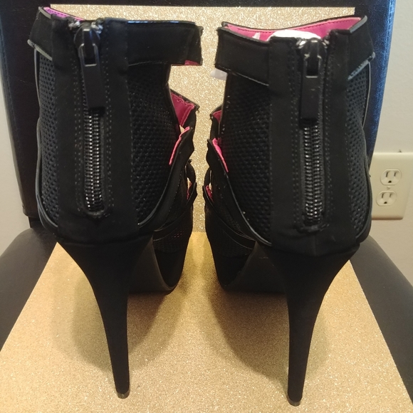 black strappy Dollhouse stilettos - Picture 4 of 6